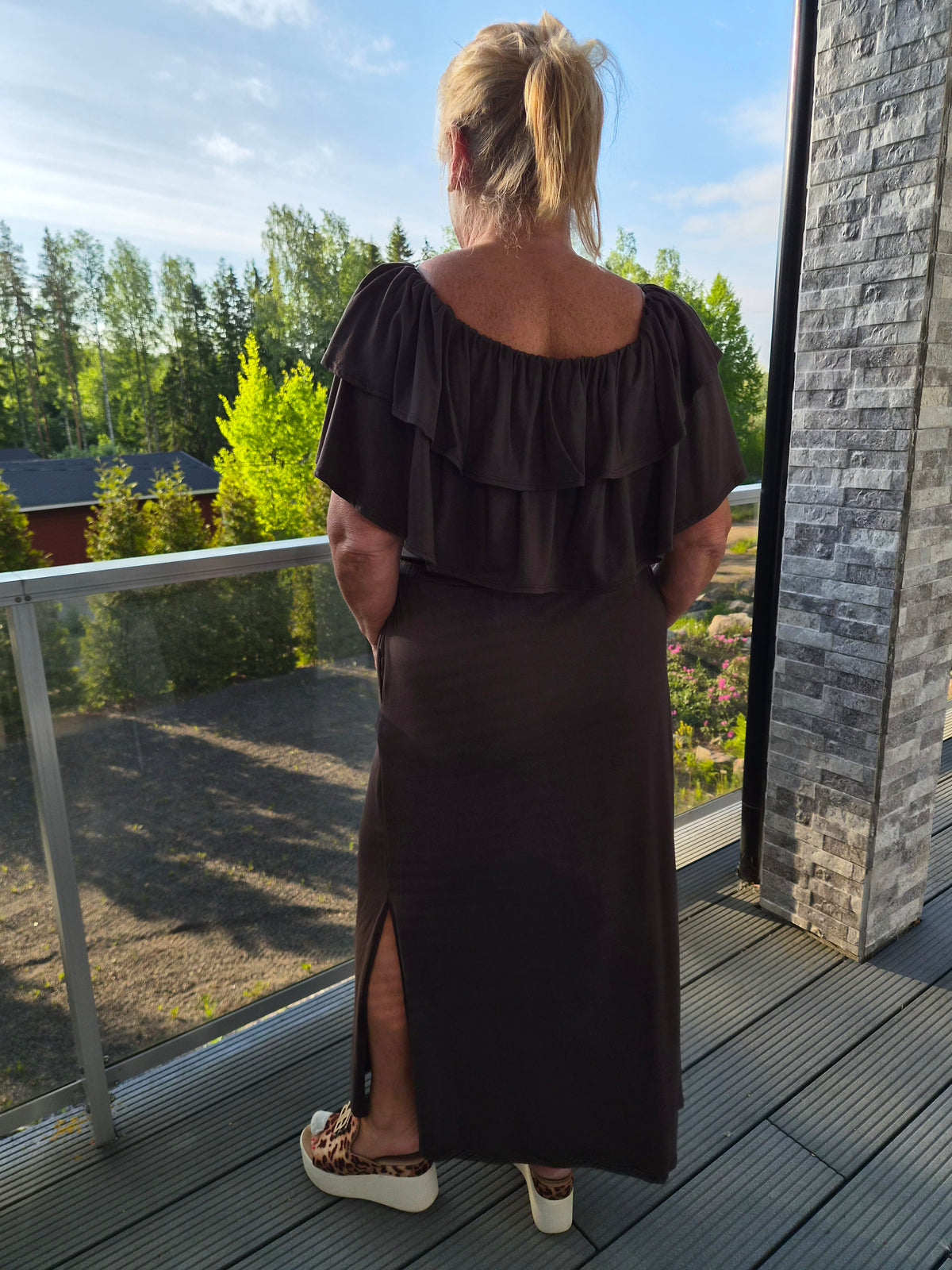 Röyhelökaulusmekko ruskea