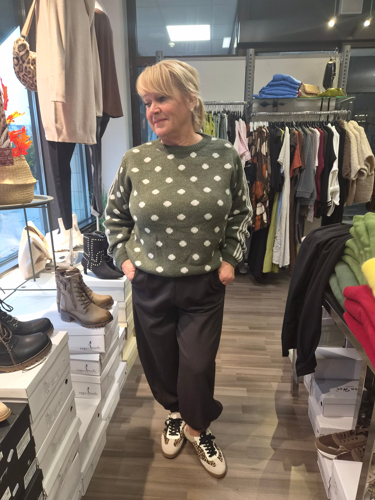 Neule vihreä ja viini