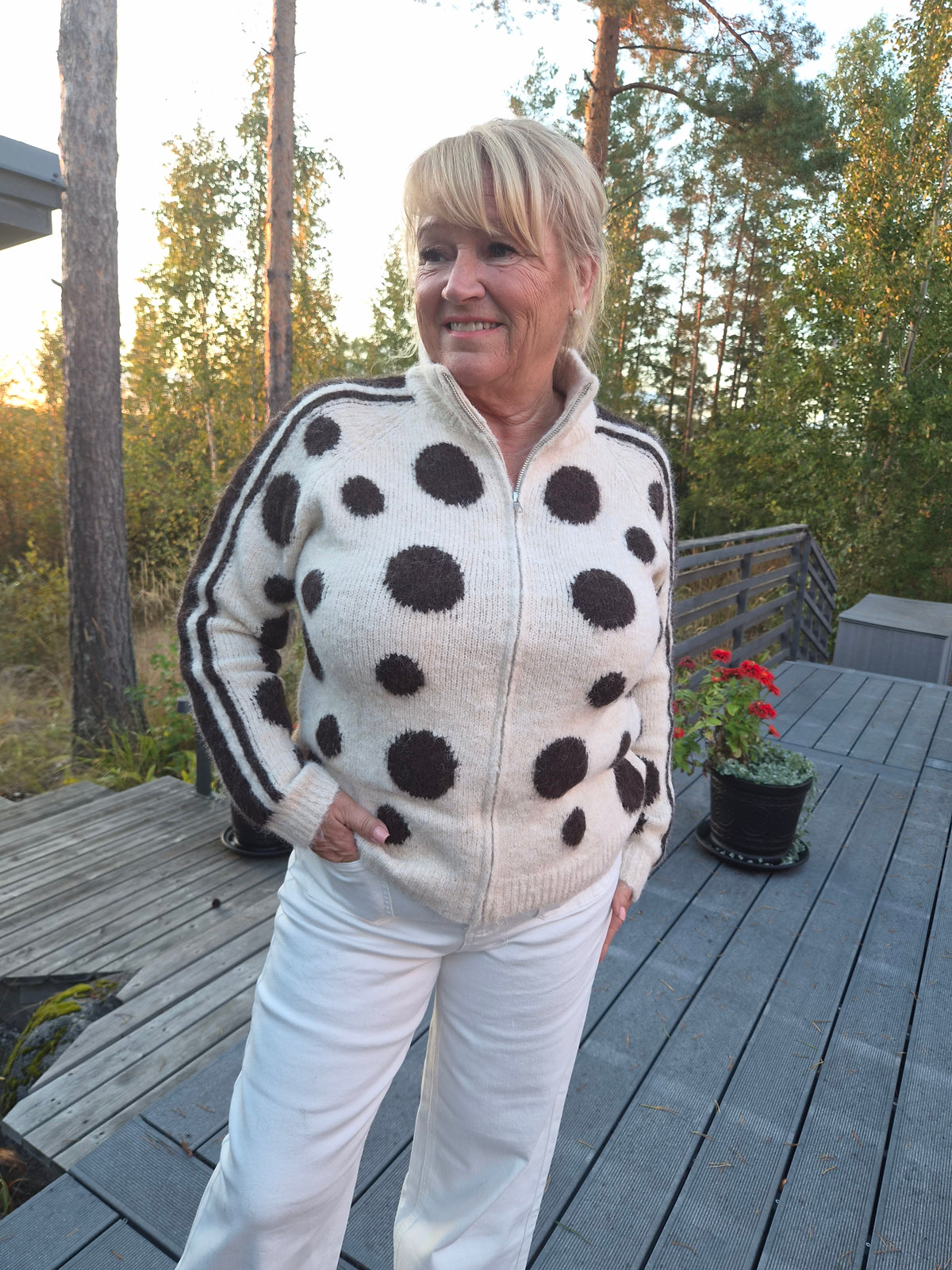 Pallollinen neulejakku (4 väriä)