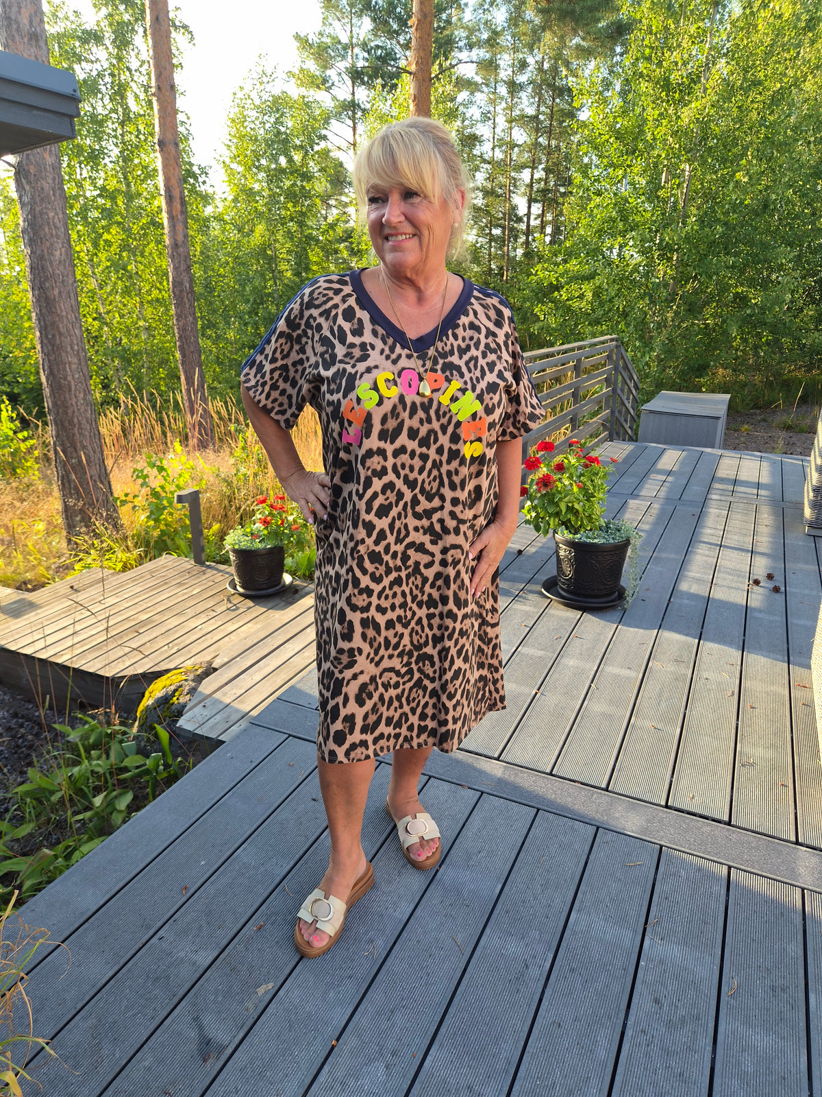 Pantteri mekko navyraita