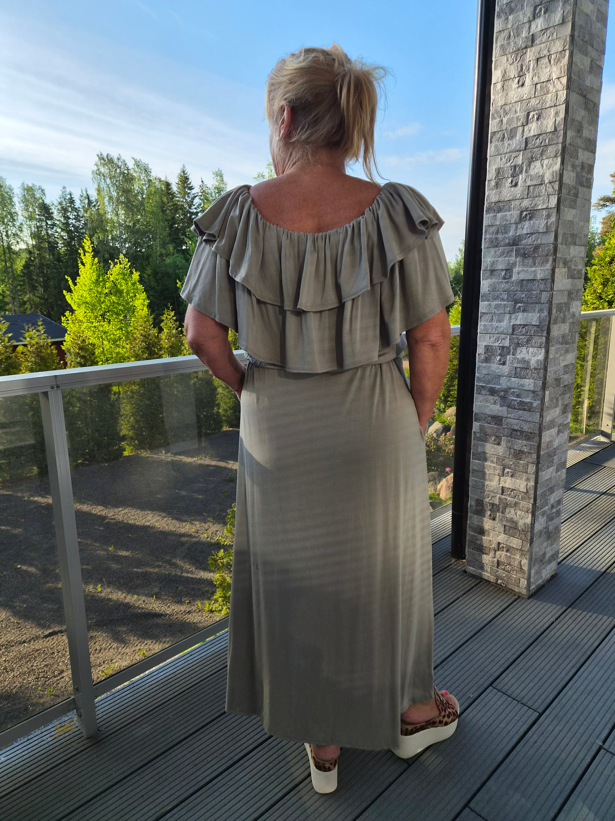 Röyhelökaulusmekko harmaa/beige