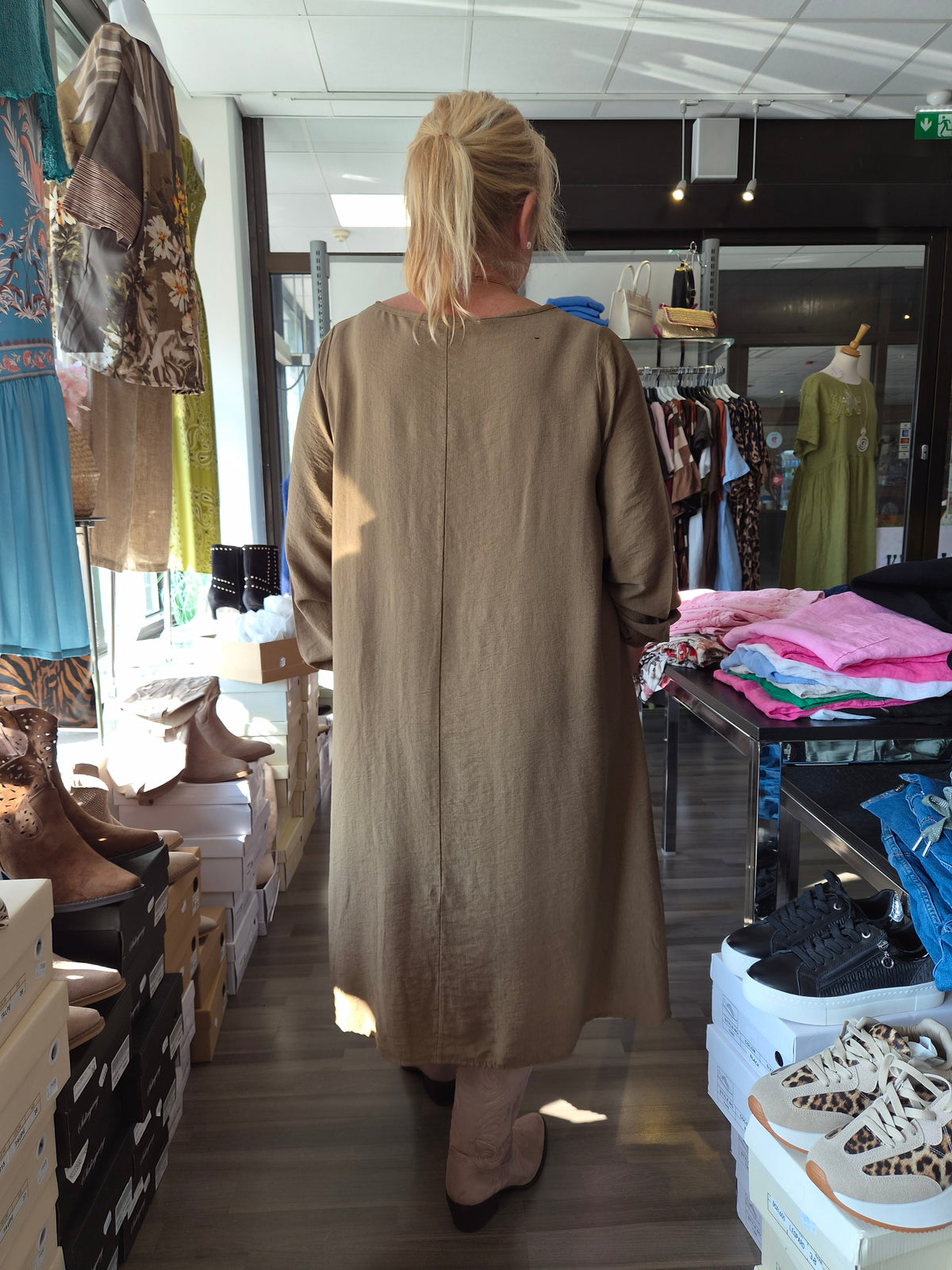 Viskoosi mekko niittikoristeilla khaki