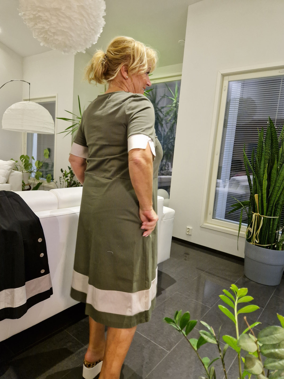 Klassinen mekko  khakin vihreä