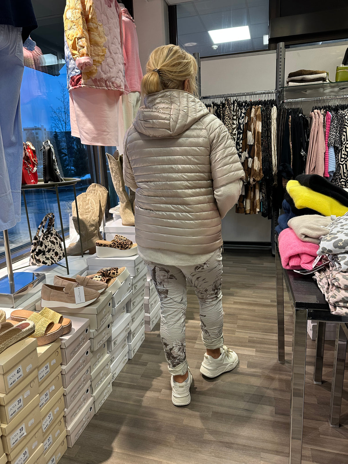 Kevyt toppaliivi beessi ja musta
