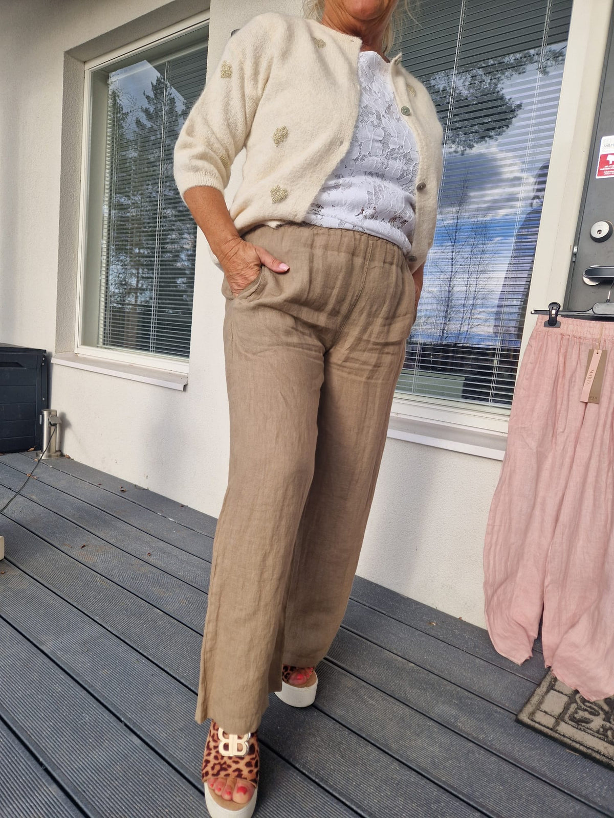 Leveälahkeinen pellavahousu Coloniale