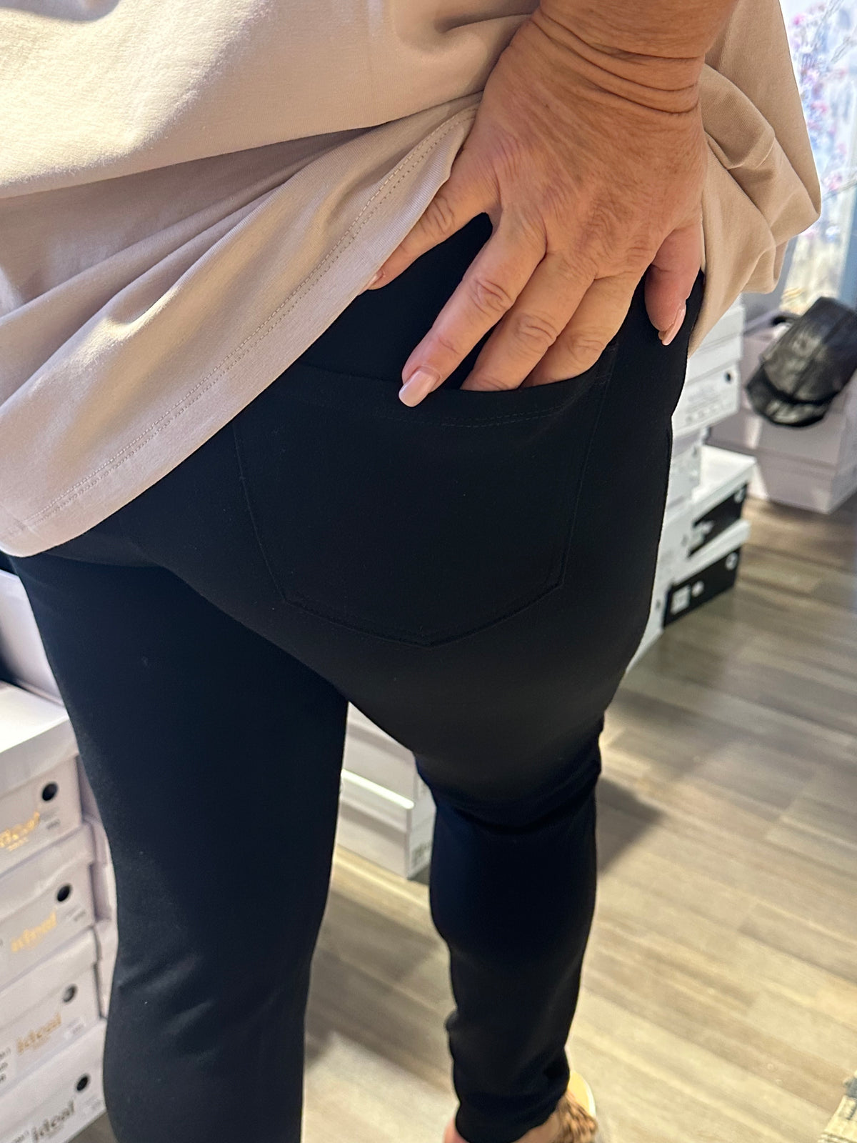 Legginssit musta