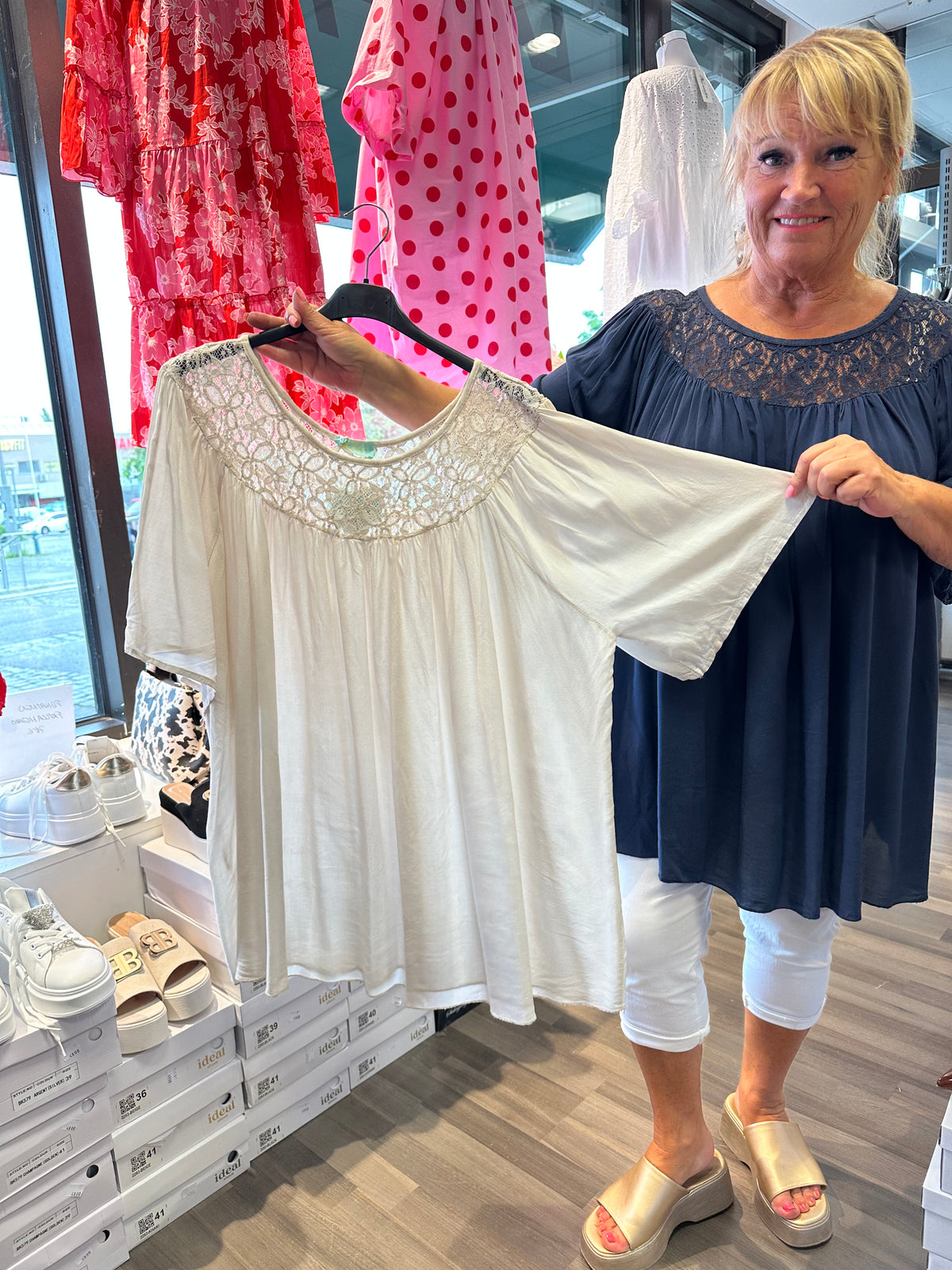 Plussize tunika pitsiyläosalla (4 väriä)