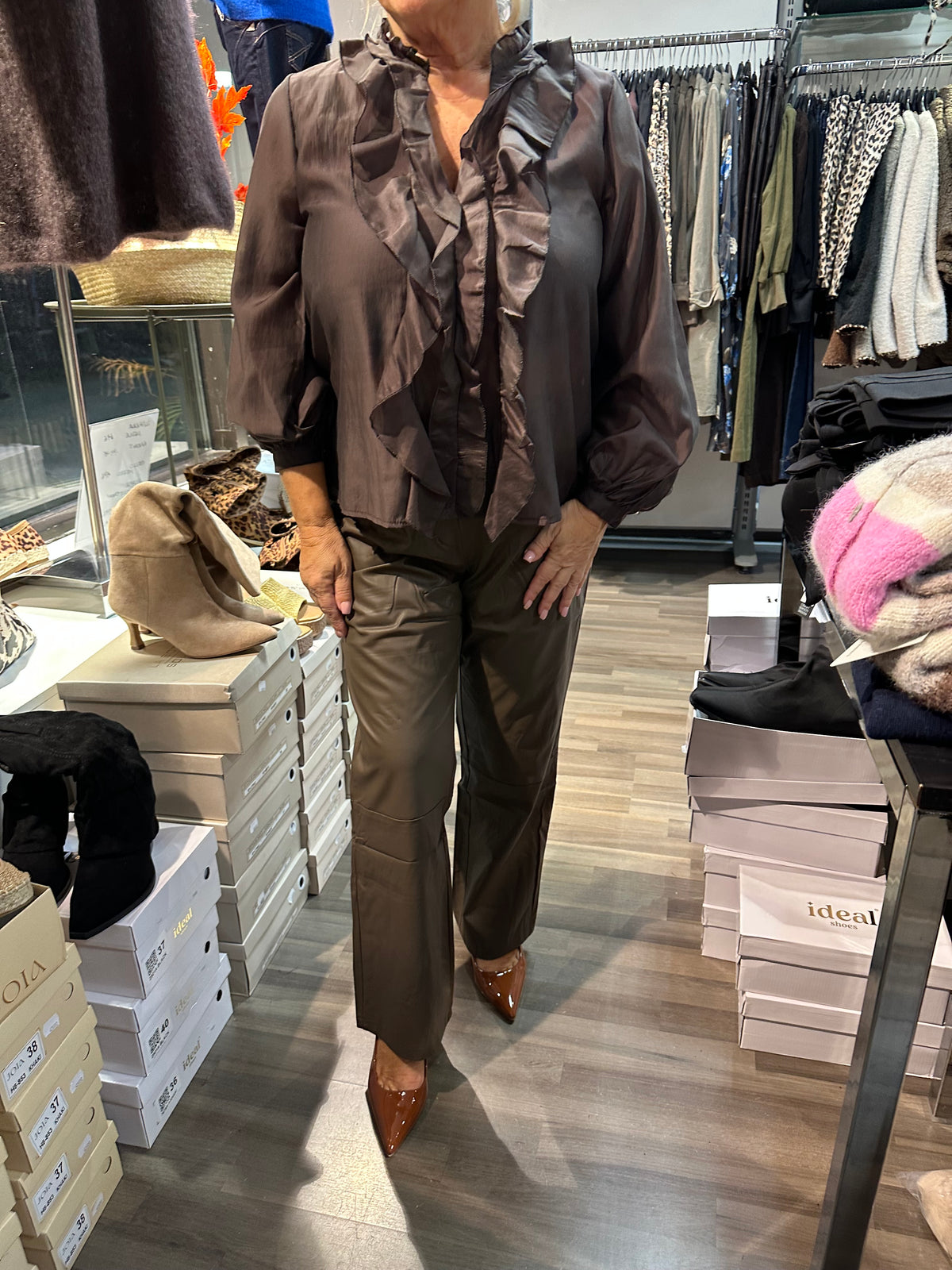 Suoralahkeiset keinonahkahousut ruskea