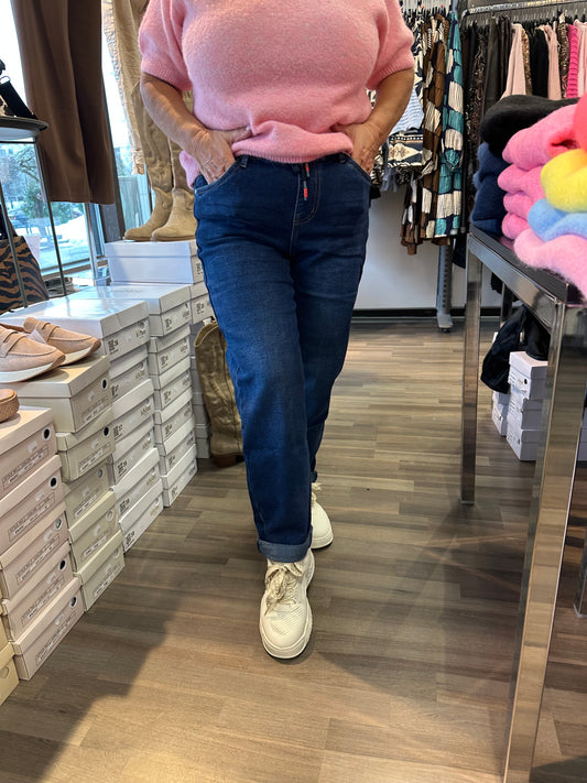 Mom fit -farkku keskitummalla pesulla