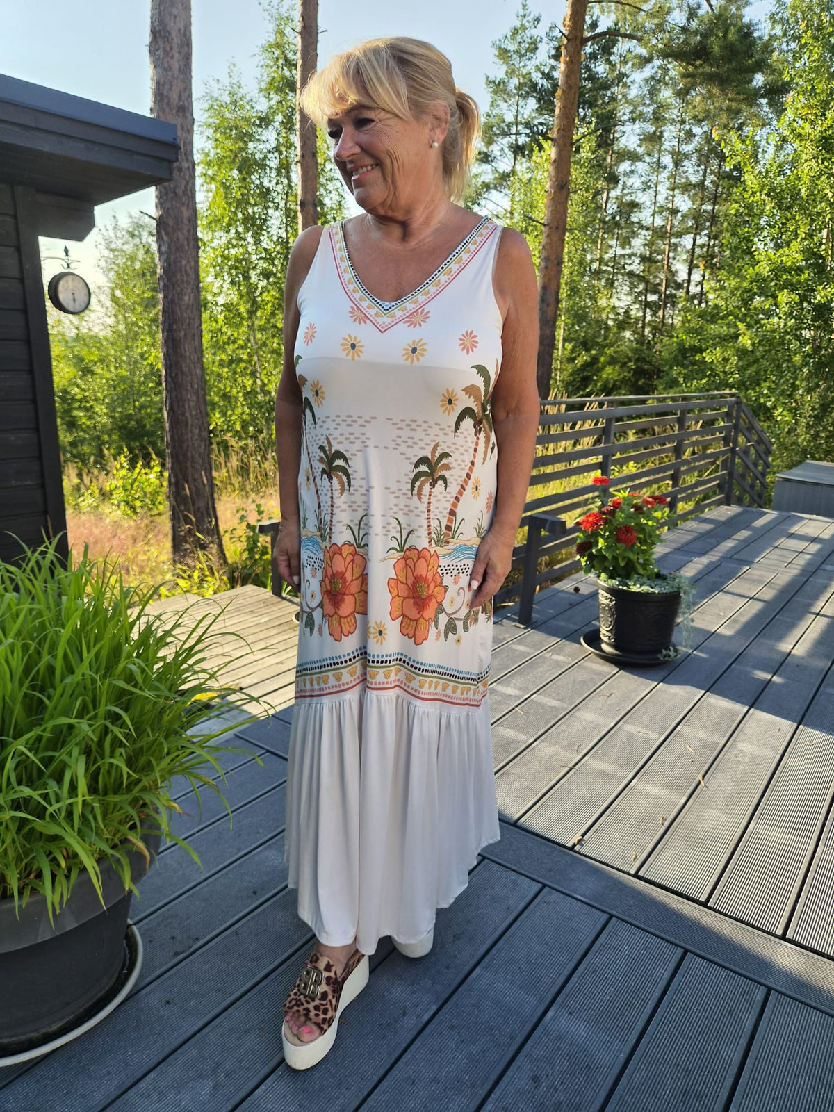 Kuviollinen pitkä mekko valkoinen