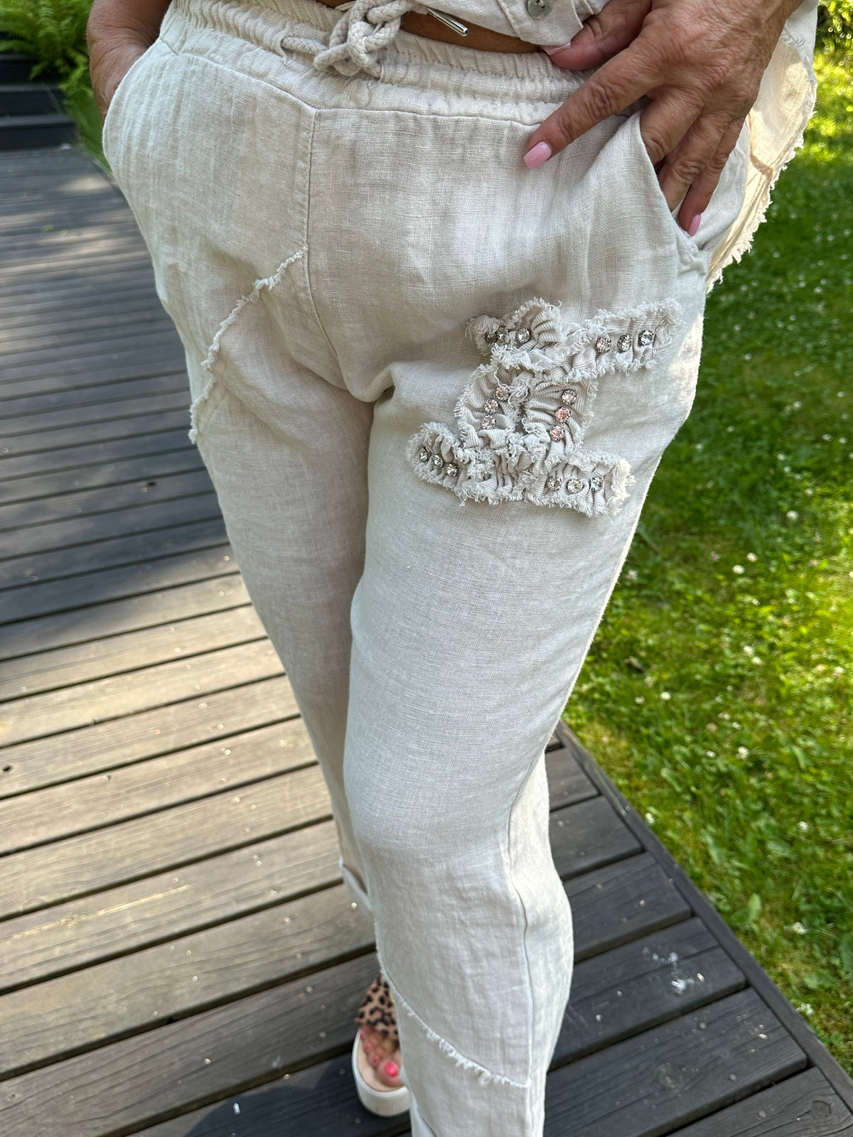 Suoralahkeiset pellavahousut