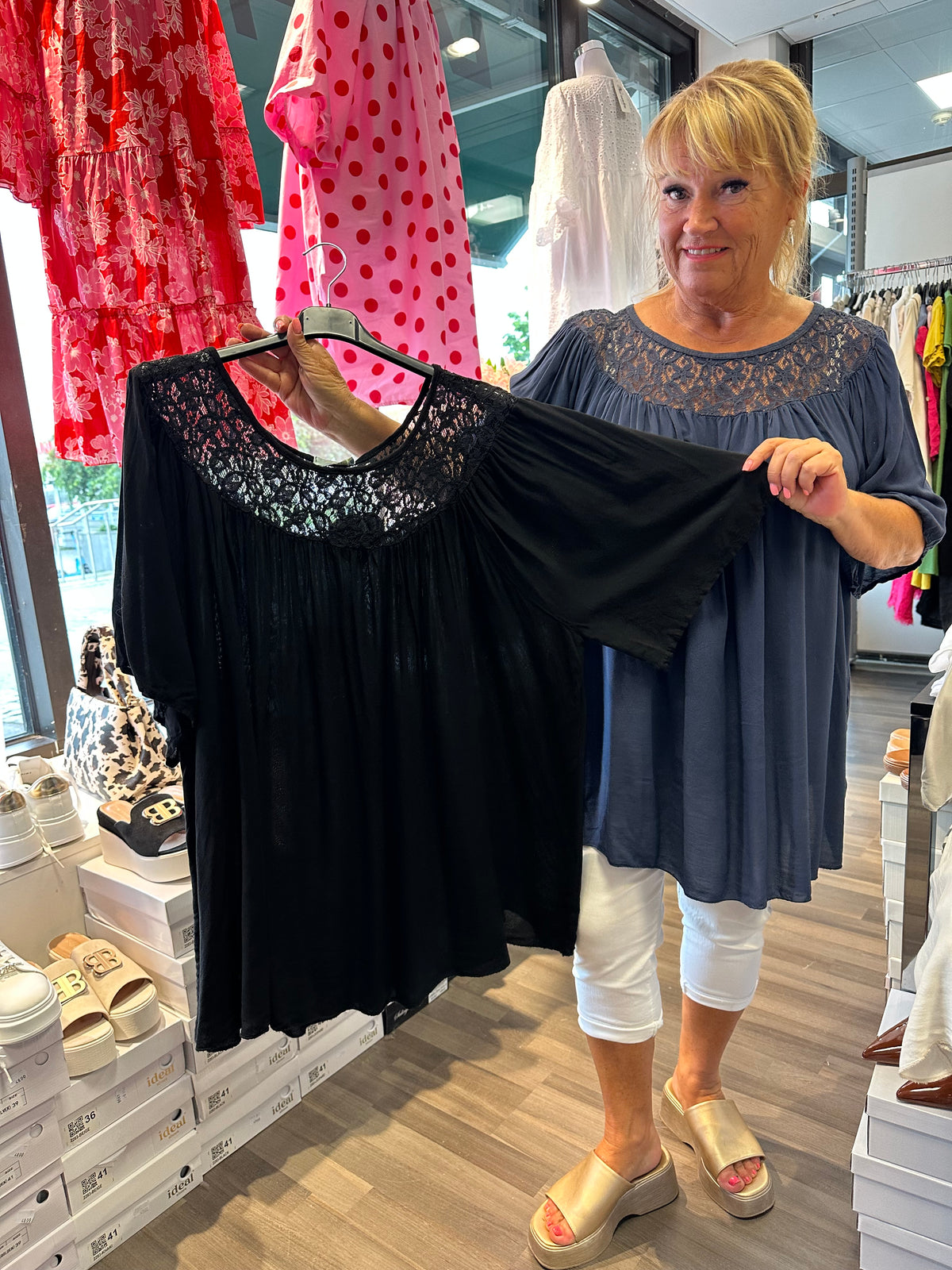 Plussize tunika pitsiyläosalla (4 väriä)