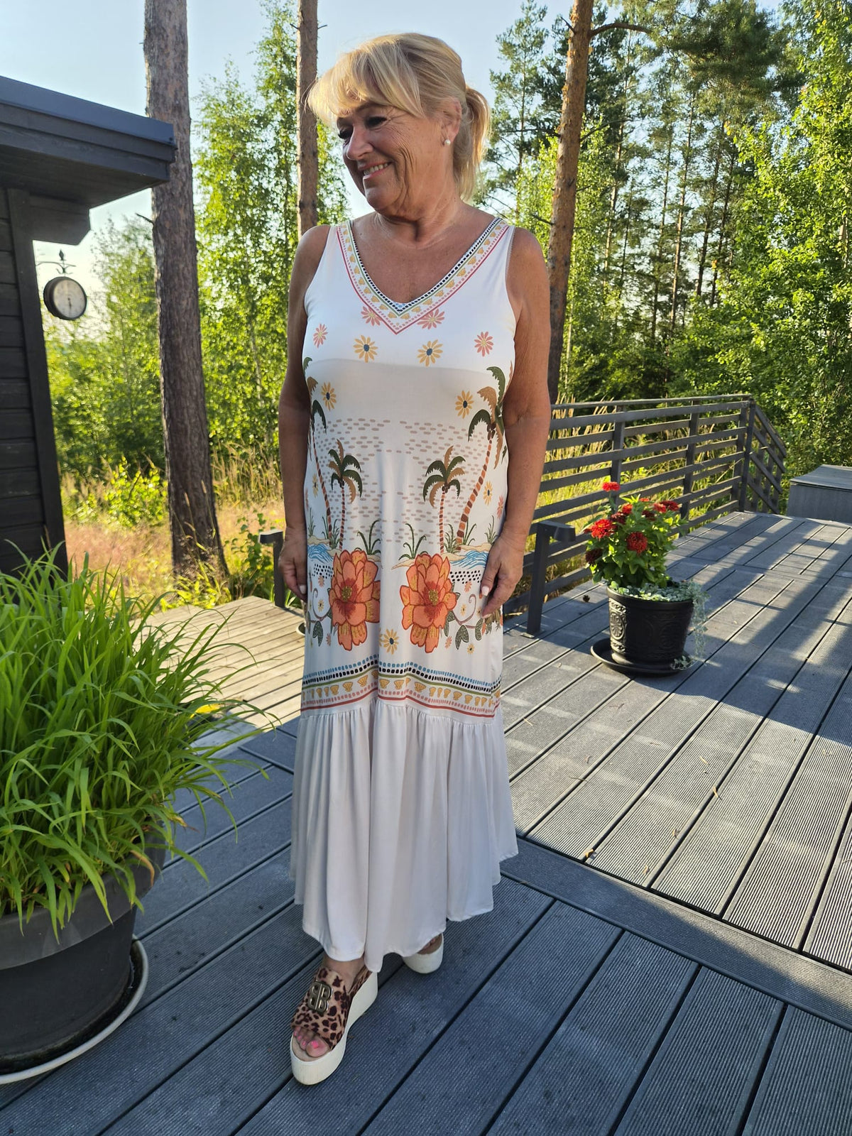 Kuviollinen pitkä mekko valkoinen