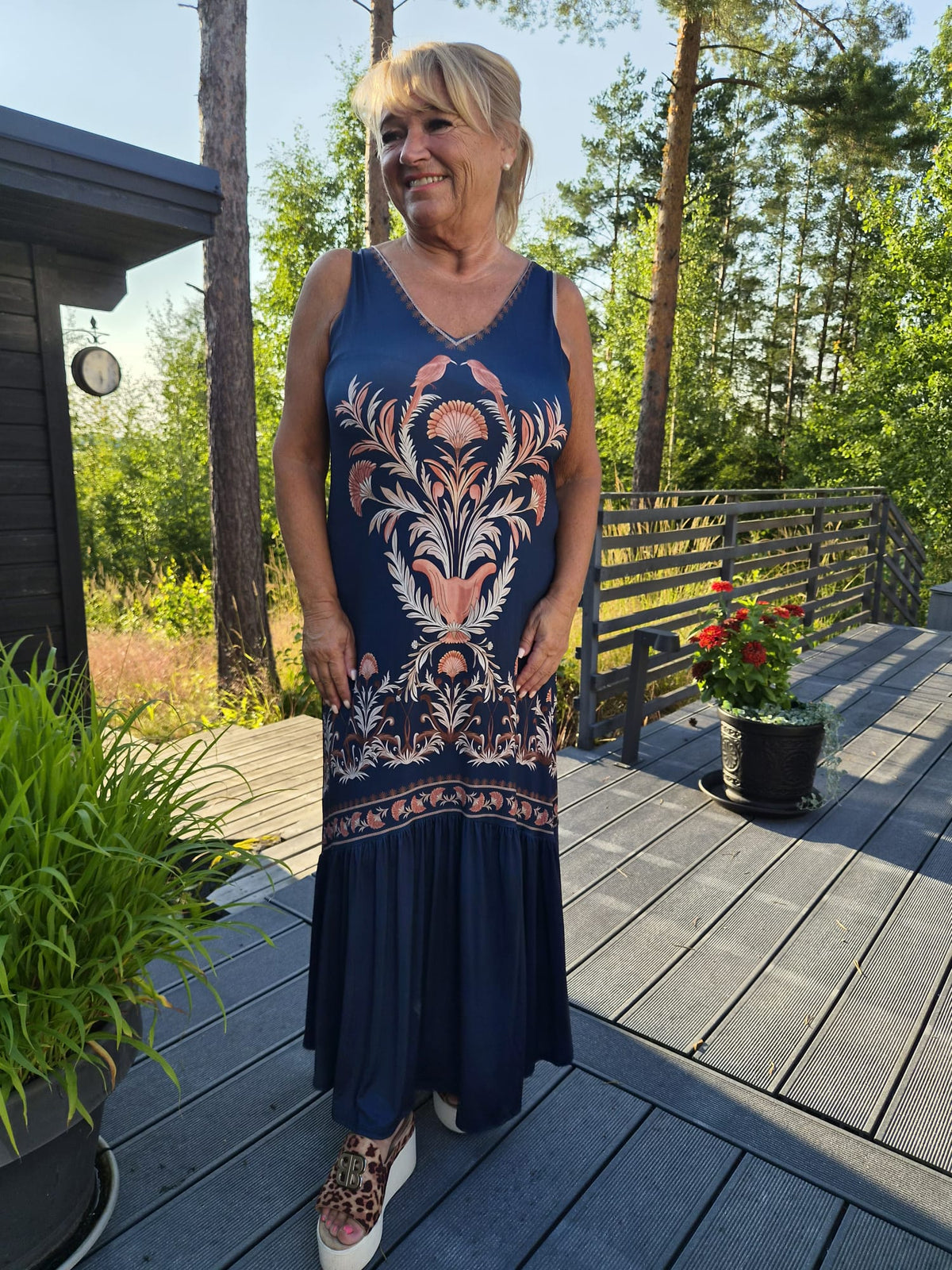 Kuviollinen pitkä mekko tummansininen