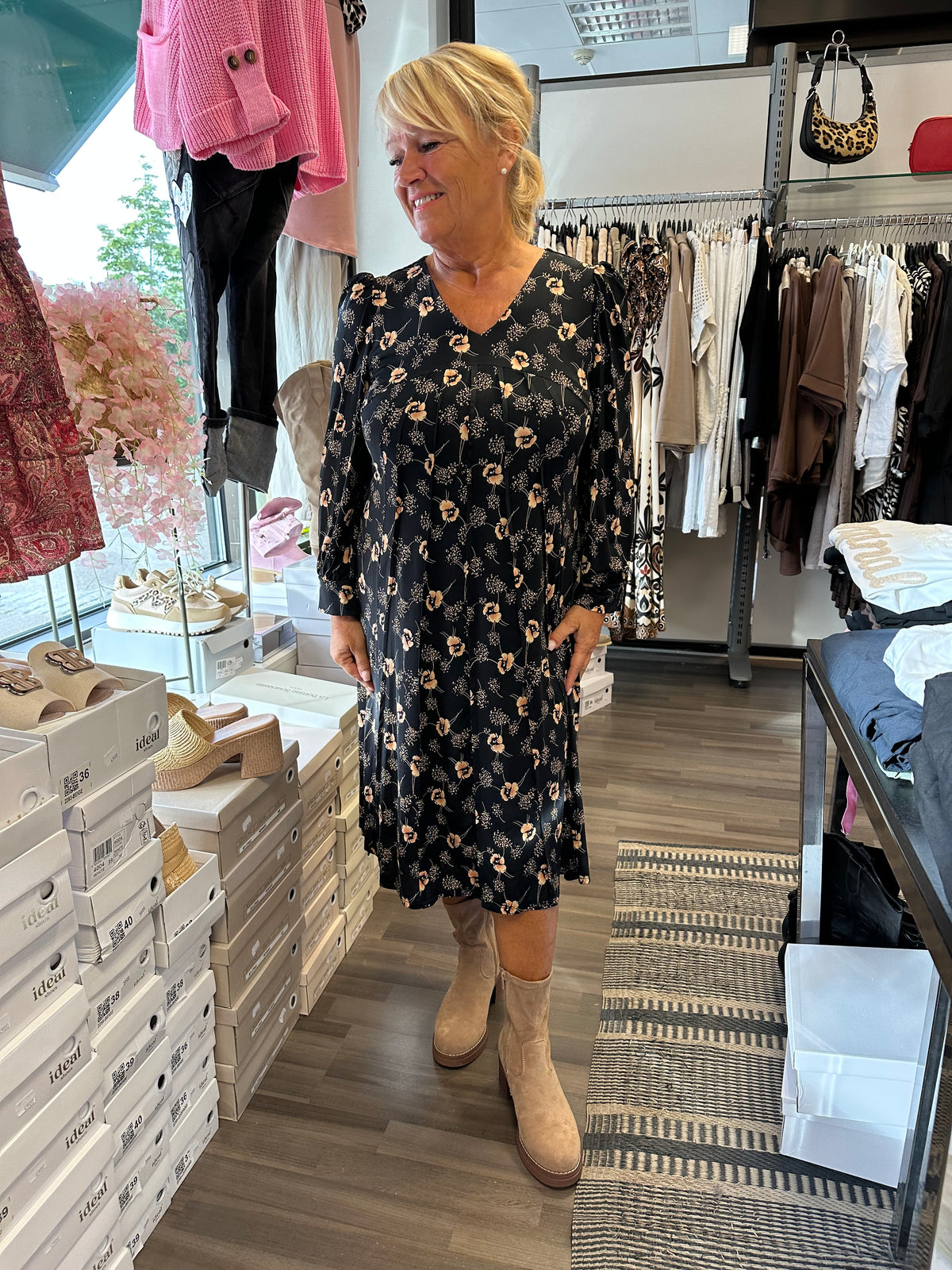 Liukaspintainen mekko Lucy