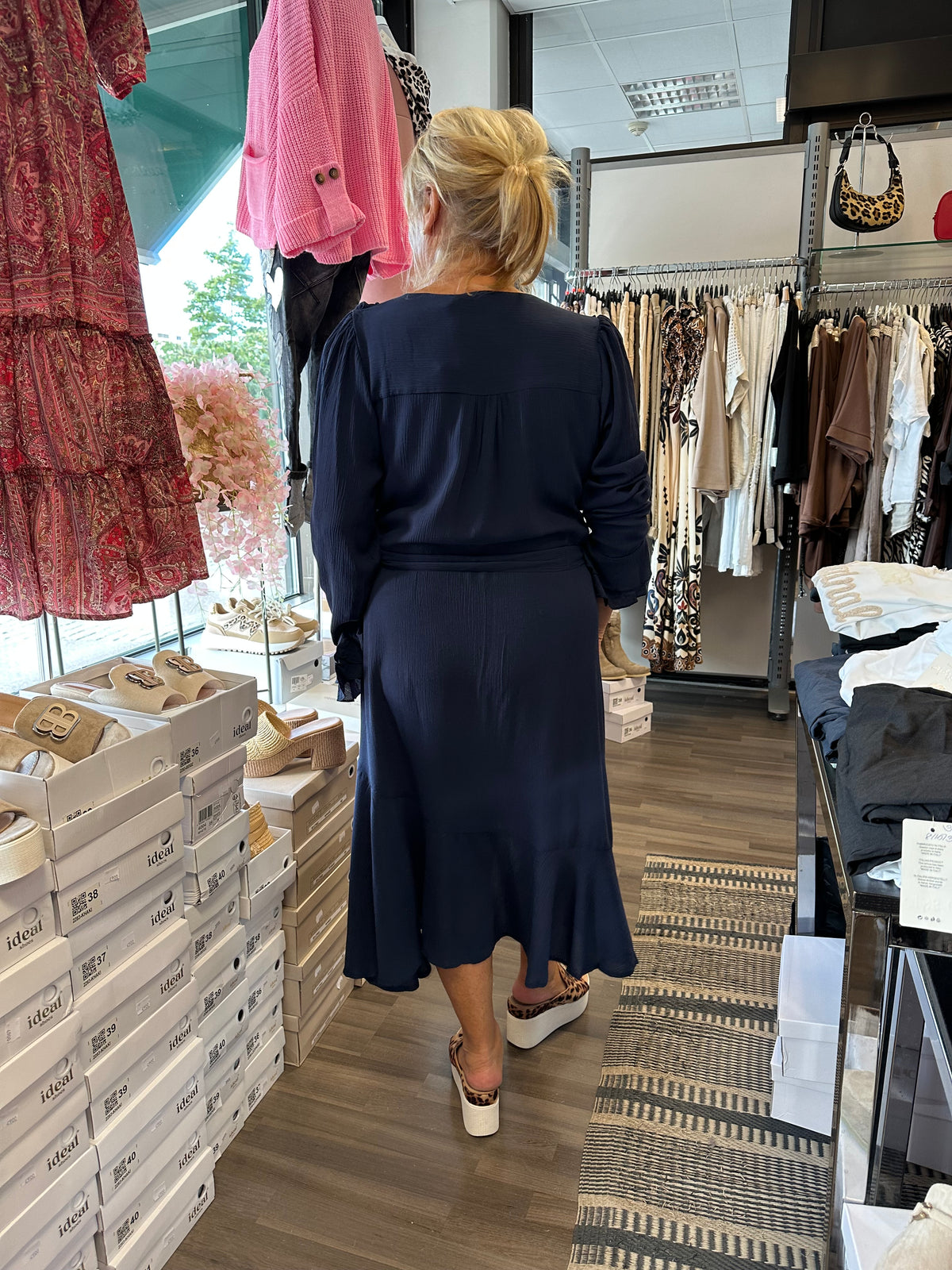 Kreppisviskoosi mekko Adeline navy