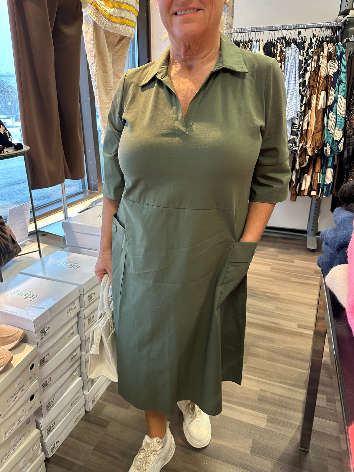 Puuvillamekko trikoisella yläosalla khaki