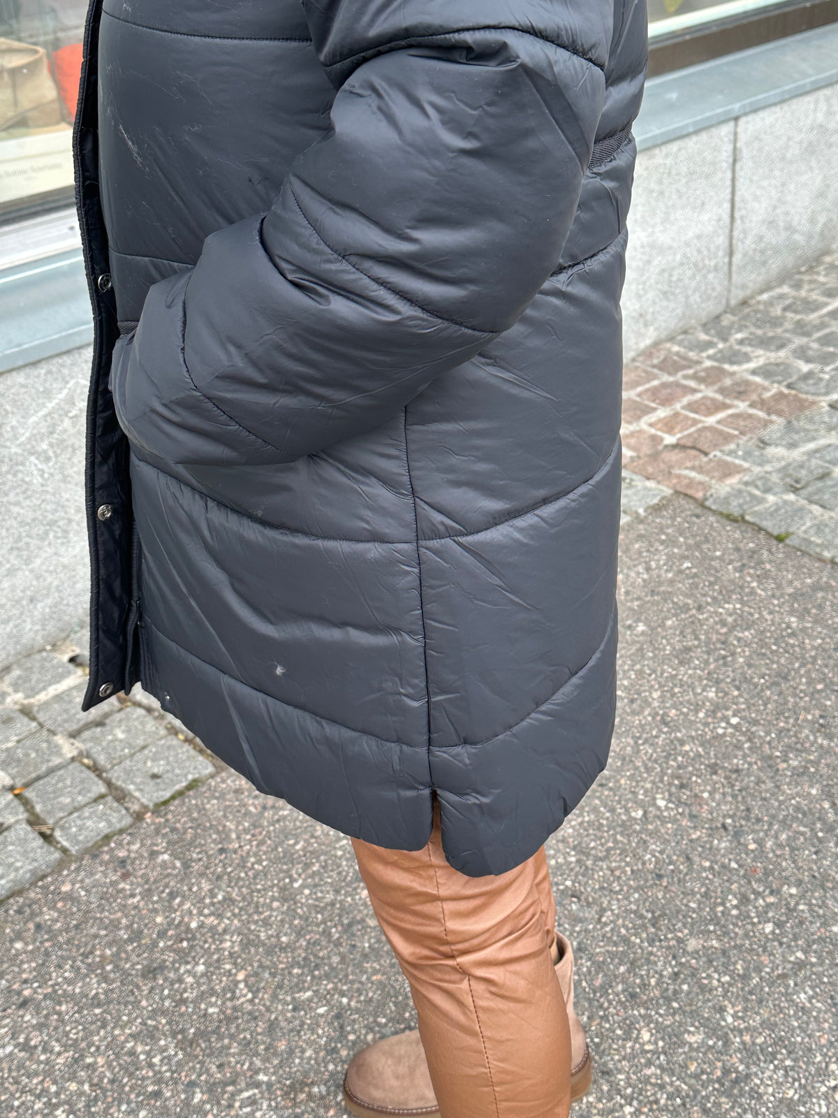 Midimittainen toppatakki musta
