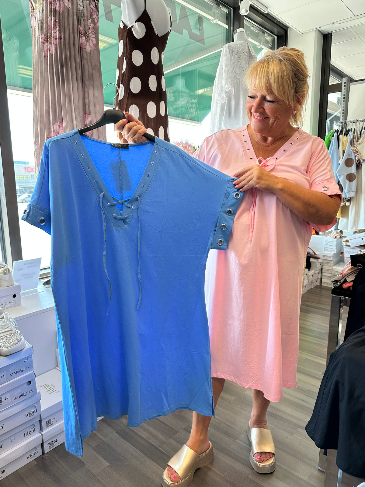 Plussize mekko nyöri-yksityiskohdalla (3 väriä)