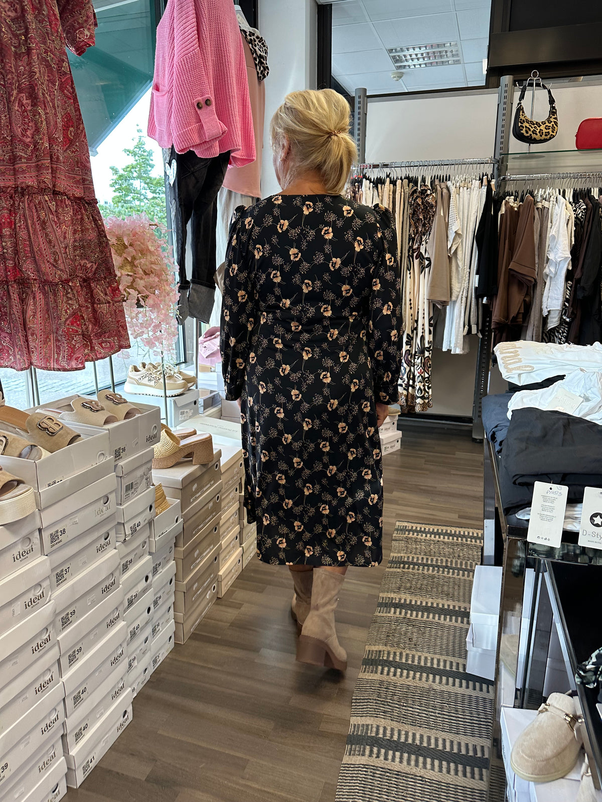 Liukaspintainen mekko Lucy