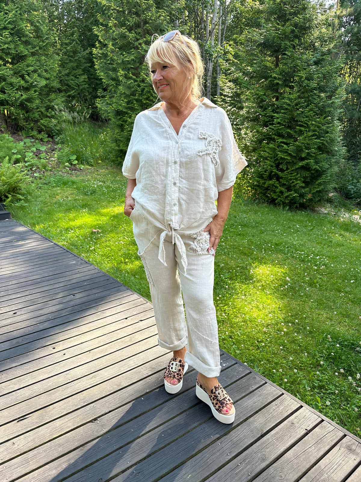 Suoralahkeiset pellavahousut