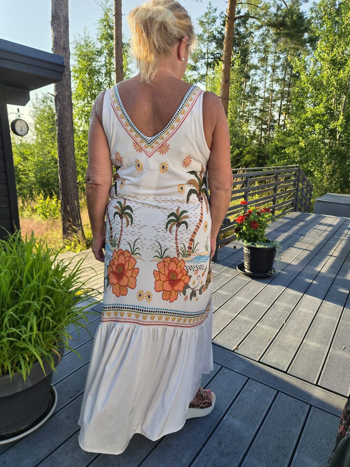 Kuviollinen pitkä mekko valkoinen