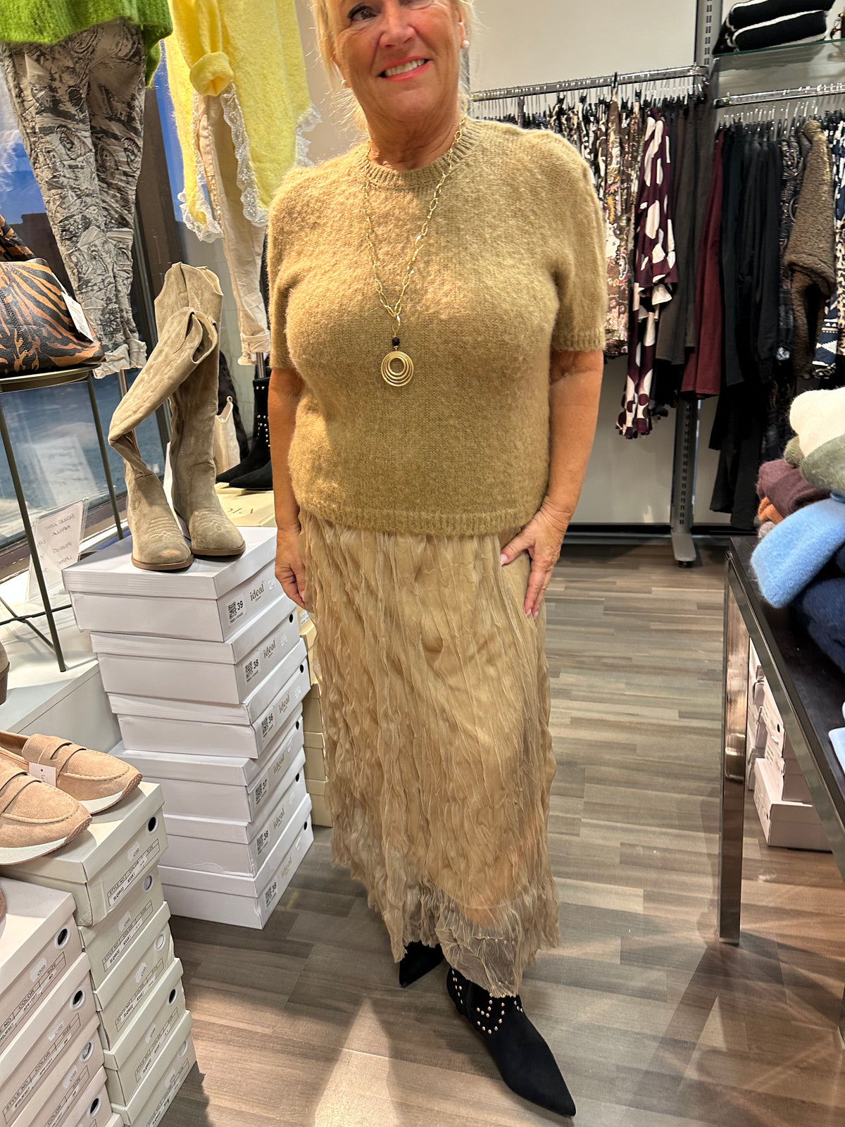 Kid mohair neule lyhyillä hihoilla kameli