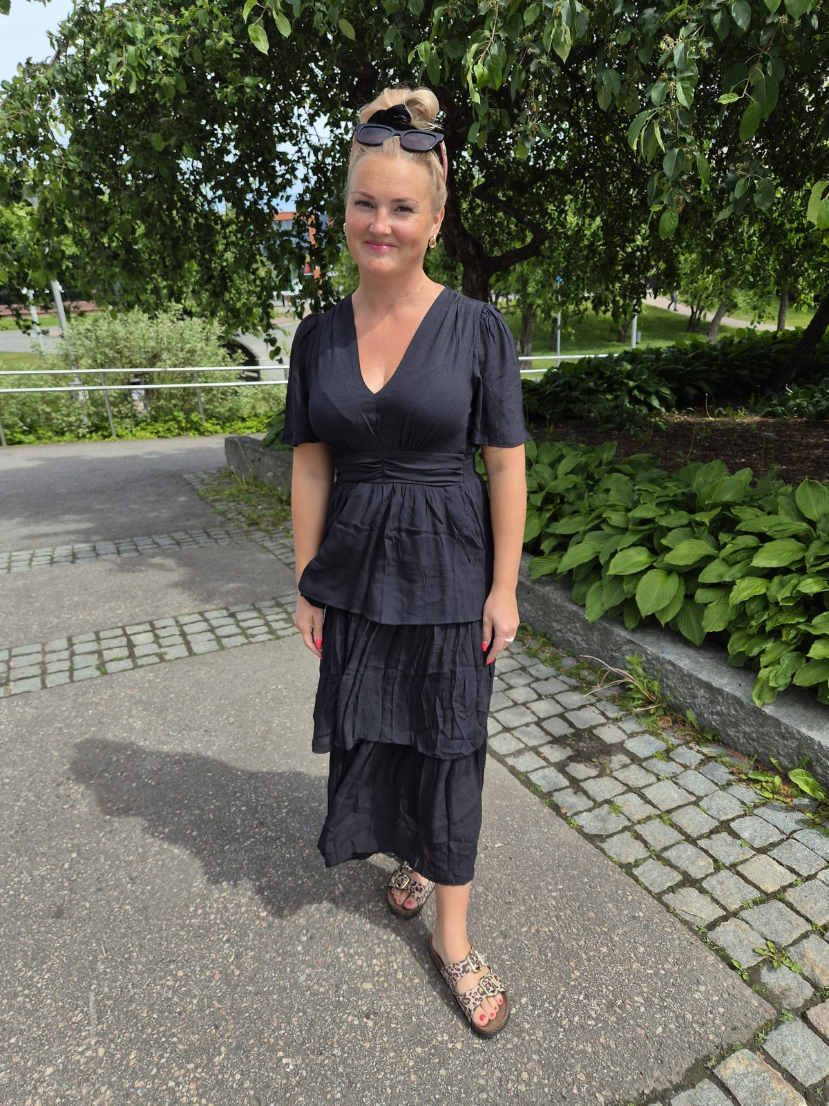 Sifonkinen kerrosmekko (musta ja roosa)