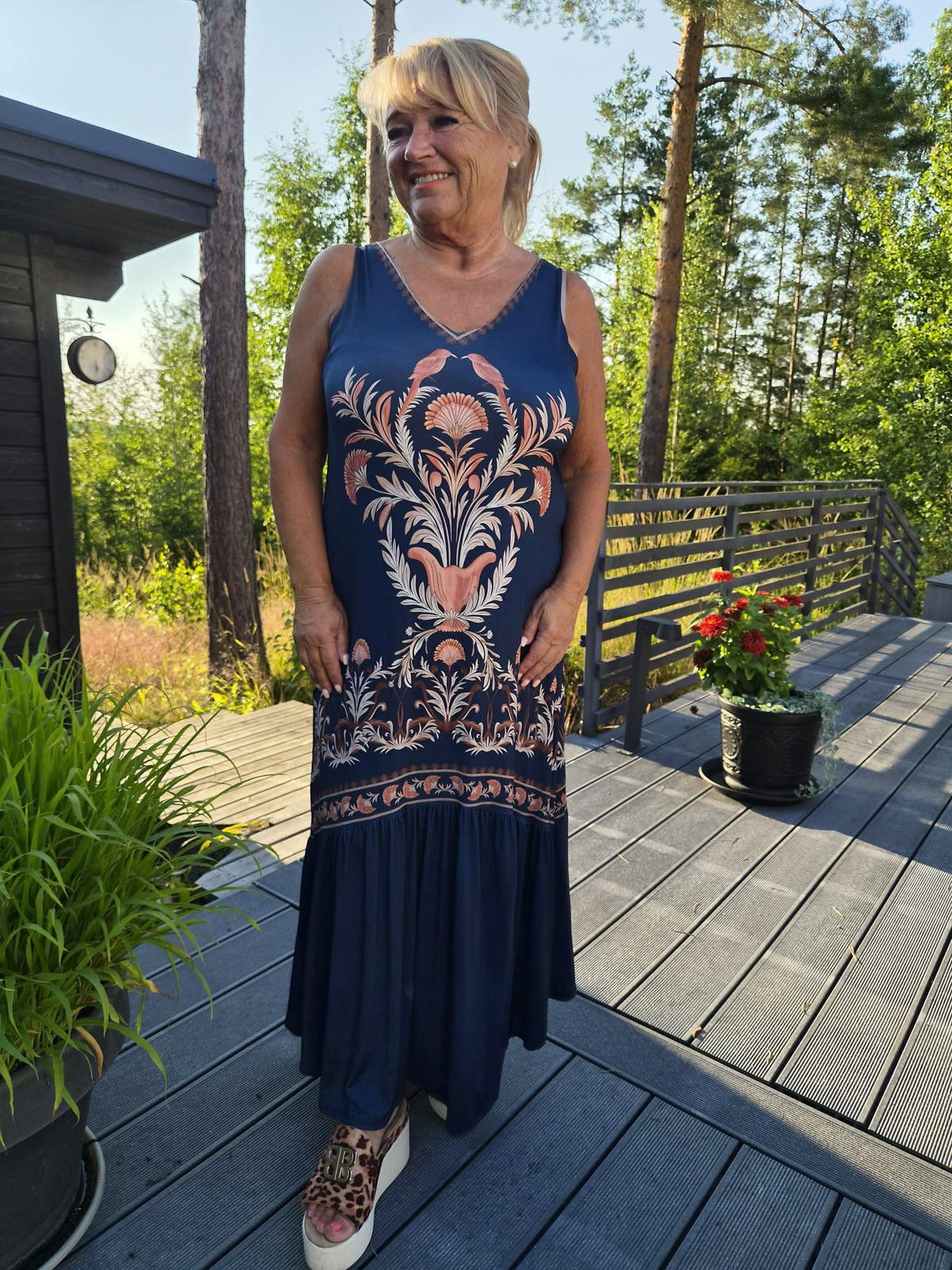 Kuviollinen pitkä mekko tummansininen