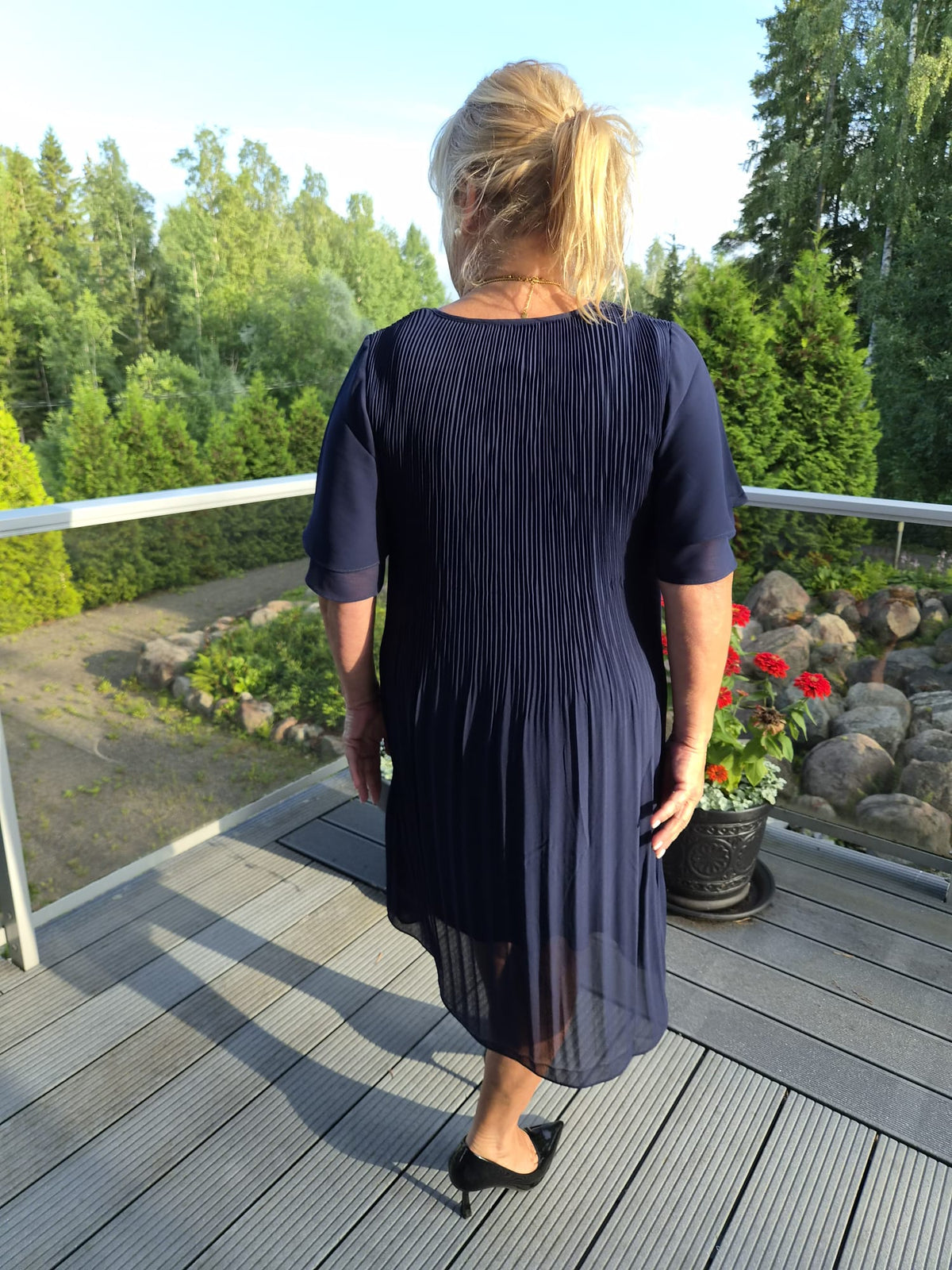 Pliseerattu mekko perhoshihoilla Candra Navy