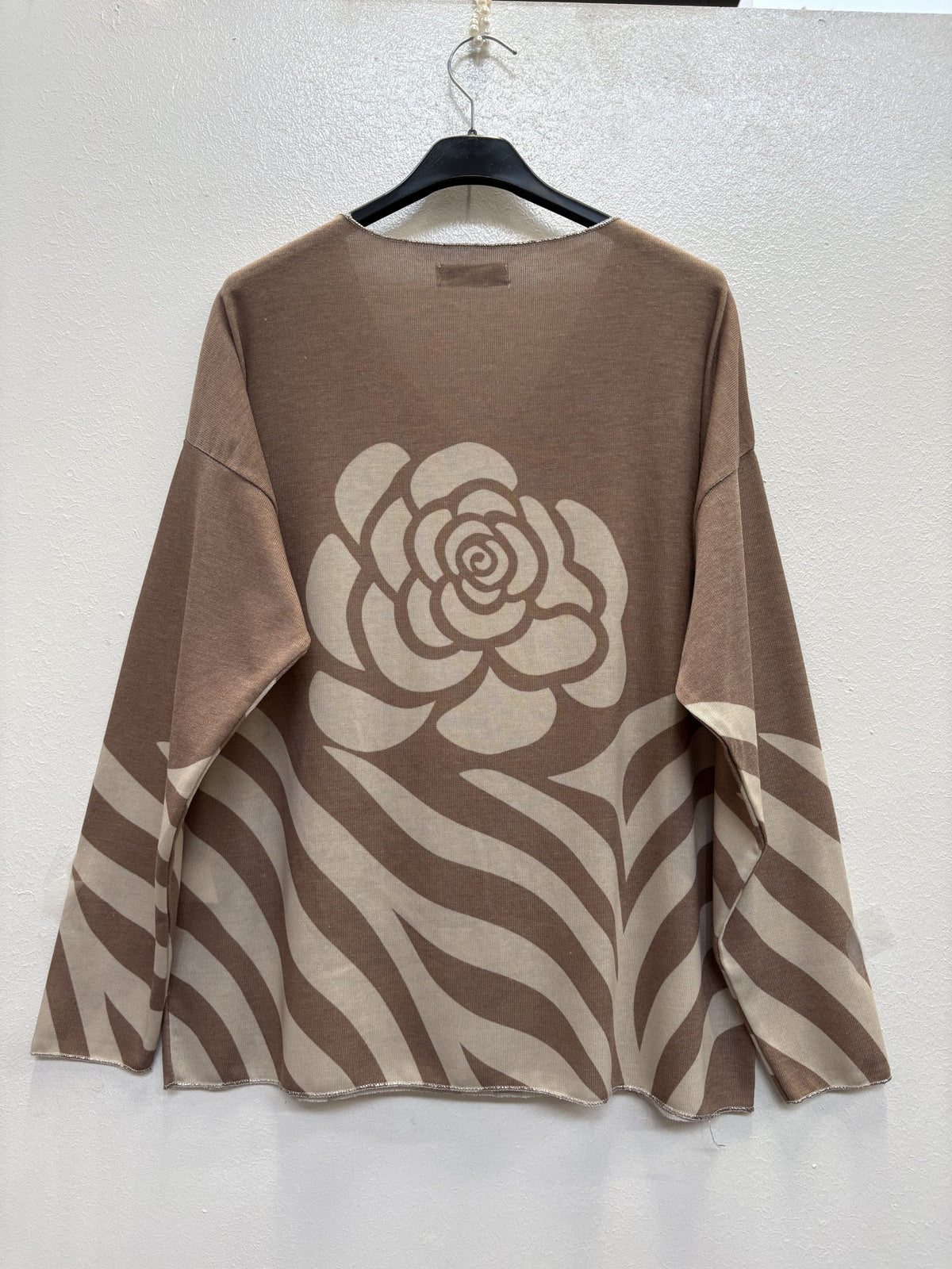 Kevyt kukkaneule beige ja taupe