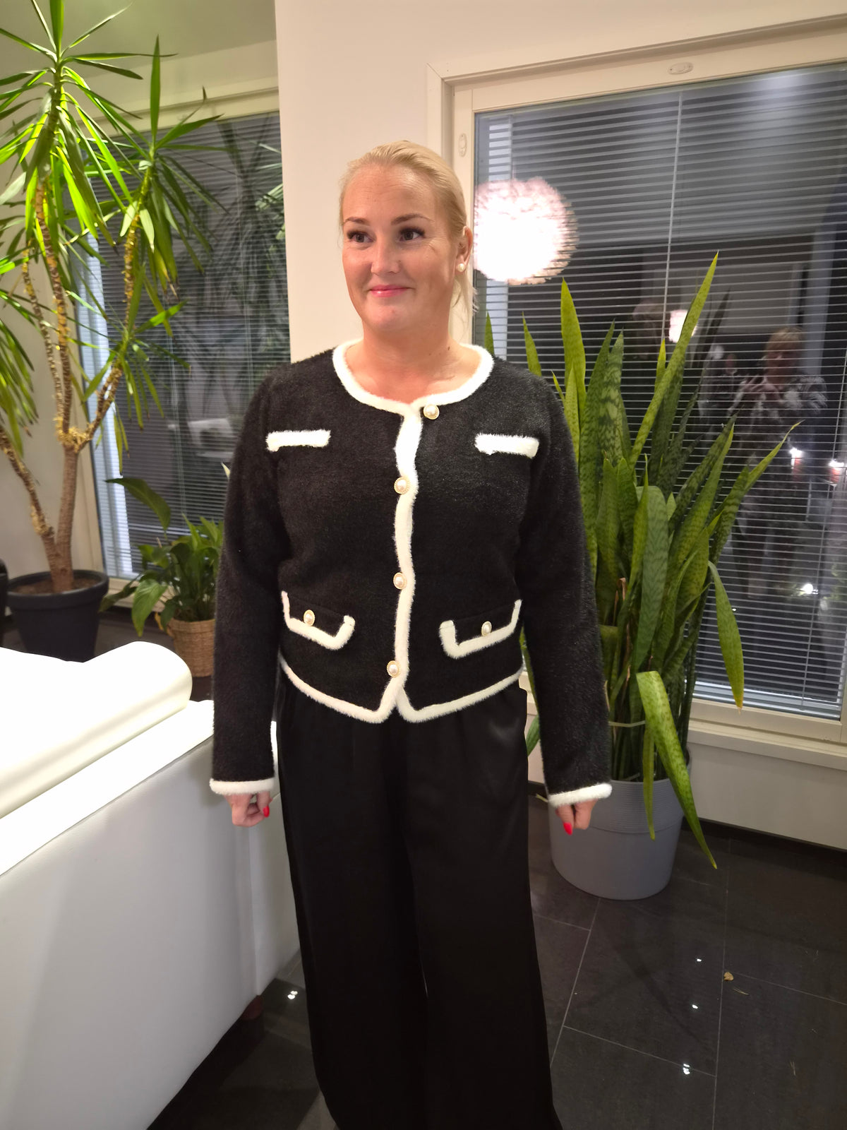 Neulejakku  chanel tyyliin    valkoinen ja musta