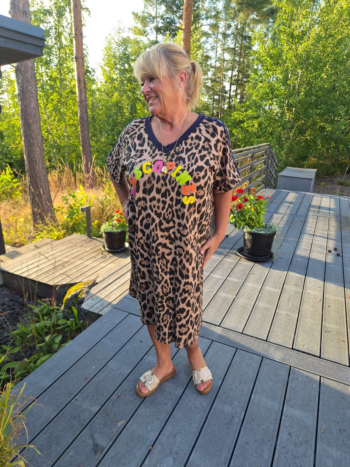 Pantteri mekko navyraita