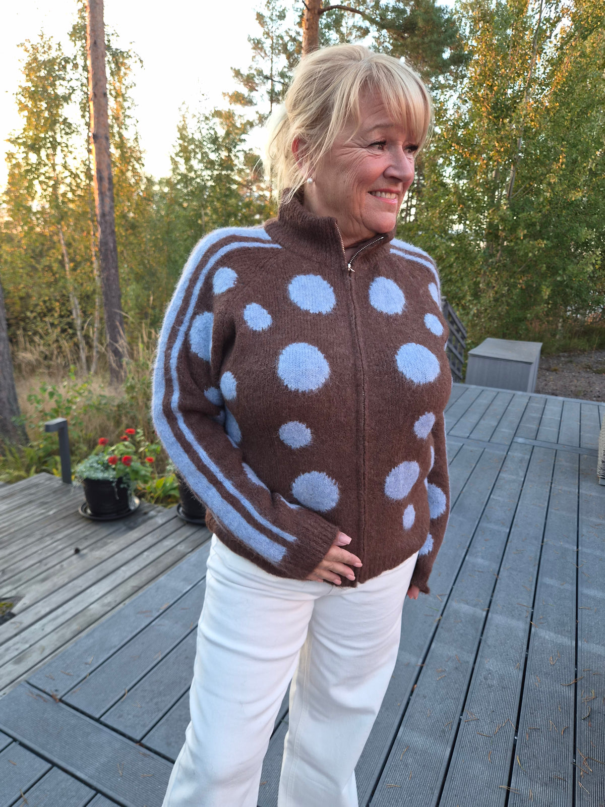 Pallollinen neulejakku  (4 väriä)